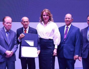 Entregan Premio Nacional de Literatura 2024 a Juan Carlos Mieses
