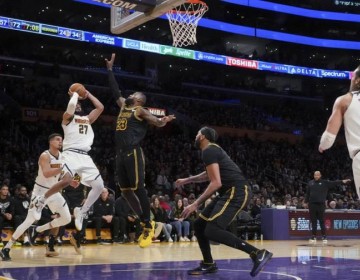 Murray suma 29 puntos; Nuggets resisten ante Lakers en &uacute;ltimos minutos