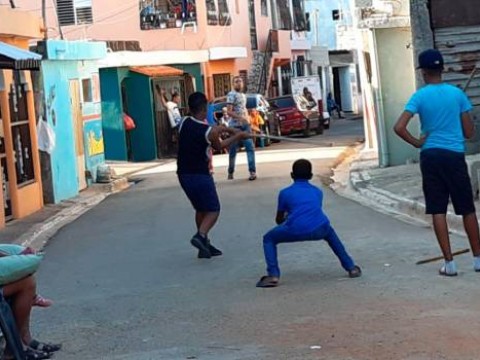 Con chercha y juego de vitilla, en Santo Domingo Este desaf&iacute;an a las autoridades y al COVID-19