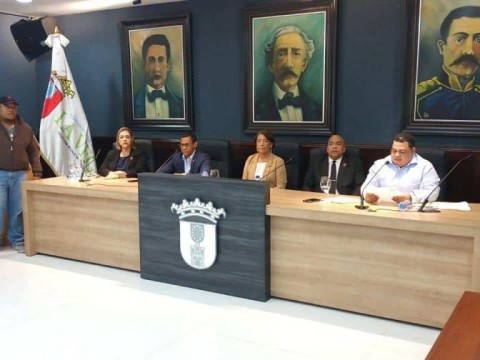 Juramentan a Amparo Custodio como alcaldesa de La Vega mientras tribunal conoce recurso en contra