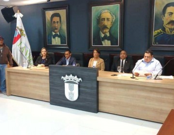Juramentan a Amparo Custodio como alcaldesa de La Vega mientras tribunal conoce recurso en contra