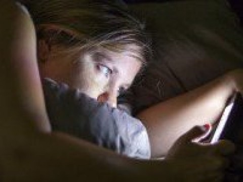 La luz de los dispositivos m&oacute;viles pueden causar la muerte prematura de las c&eacute;lulas de la retina