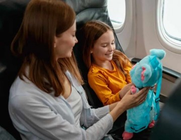 La UE prohibir&aacute; a las aerol&iacute;neas cobrar a los padres por sentarse junto a sus hijos