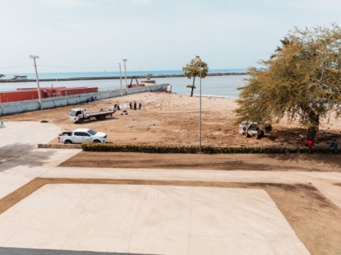 ADN saca cerca de 60 toneladas de desechos de monumento Montesino y su playa; reabre los parques del litoral del malec&oacute;n