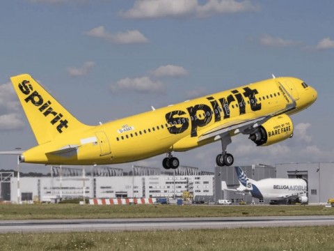 Spirit Airlines veta a pasajeros descalzos, con poca ropa o tatuajes ofensivos