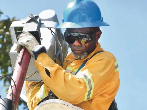 Edeeste enfrenta p&eacute;rdidas de 54.7 % pese a desconexiones