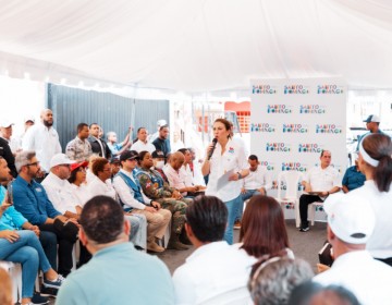 Alcaldesa Carolina Mej&iacute;a escucha a comunitarios de San Miguel y lleva soluciones