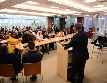 Leonel dicta conferencia en ingl&eacute;s en universidad Harvard