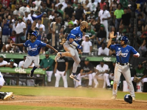 Tigres del Licey hace otra remontada ante Estrellas Orientales y se consolida la cima