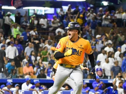  Las &Aacute;guilas vienen de atr&aacute;s y vencen a los Tigres en el Quisqueya