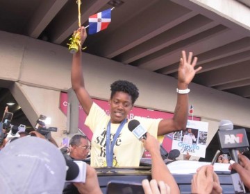 Llegaron los medallistas de Par&iacute;s 2024 en medio de empujones y desorden