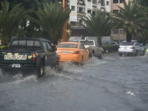 Lluvias continuar&aacute;n hasta el mi&eacute;rcoles por una nueva vaguada