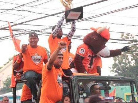 Los Toros del Este llenan las calles de La Romana celebrando su triunfo en la pelota invernal