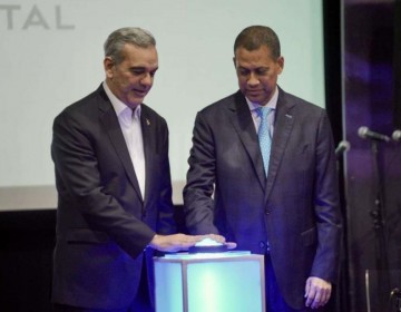 Abinader pulsa el bot&oacute;n que simboliza el apag&oacute;n an&aacute;logo y el encendido de la televisi&oacute;n digital