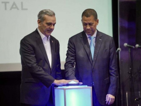 Abinader pulsa el bot&oacute;n que simboliza el apag&oacute;n an&aacute;logo y el encendido de la televisi&oacute;n digital