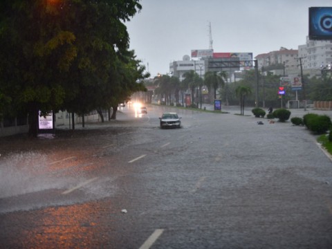 Lunes de aguaceros por vaguada y humedad transportada por el viento del sureste