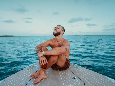 MANUEL TURIZO ESTRENA SU NUEVO SENCILLO &ldquo;M&Iacute;RAME AHORA (SALUD MI REINA)&rdquo;