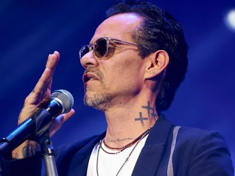 Marc Anthony en un concierto pide aguardiente y le lanzan un botellazo