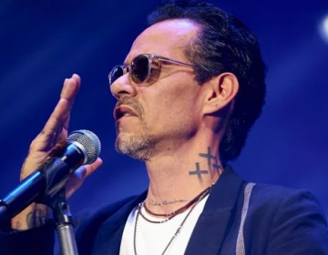 Marc Anthony en un concierto pide aguardiente y le lanzan un botellazo