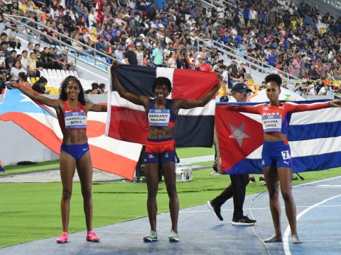 Marileidy Paulino gana oro de los 400 metros planos de los Centroamericanos y rompe r&eacute;cord