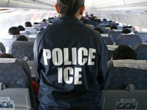 La mayor&iacute;a de estadounidenses, incluidos los latinos, apoyan una deportaci&oacute;n masiva