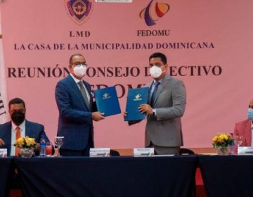 Obras P&uacute;blicas y Fedomu suscriben acuerdo de colaboraci&oacute;n