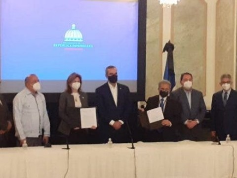 Gobierno anuncia aumento de 30% a los m&eacute;dicos a partir de Junio 2021