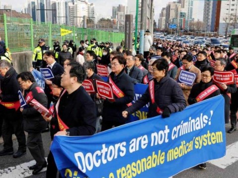 El Gobierno surcoreano alza la voz ante la huelga masiva de m&eacute;dicos j&oacute;venes