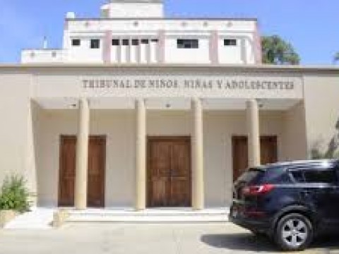 Acusan a dos menores de violar a compa&ntilde;era dentro de aula en liceo de Santiago; los env&iacute;an a prisi&oacute;n