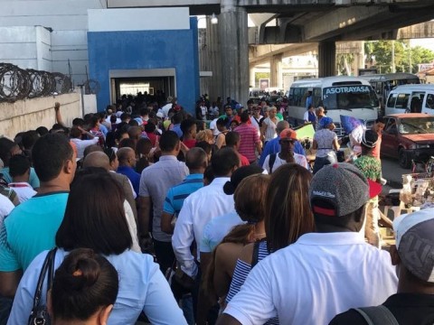 Largas filas en el metro: focos de contagios de COVID-19