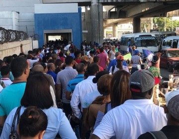 Largas filas en el metro: focos de contagios de COVID-19