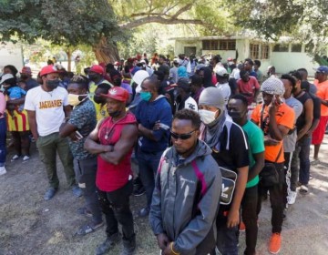 Migrantes haitianos son abandonados en Acapulco por personal de migraci&oacute;n
