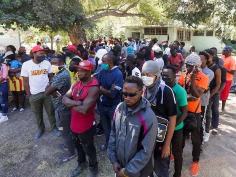 Migrantes haitianos son abandonados en Acapulco por personal de migraci&oacute;n