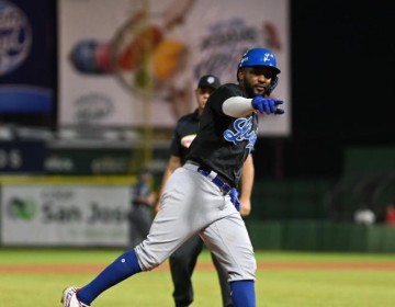 And&uacute;jar conecta dos cuadrangulares y Licey vence al Escogido con gran despliegue ofensivo