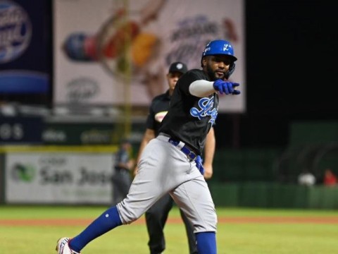 And&uacute;jar conecta dos cuadrangulares y Licey vence al Escogido con gran despliegue ofensivo