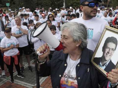 El senador Uribe Turbay lidera la intenci&oacute;n de voto un mes despu&eacute;s del atentado
