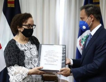 Jean Alain Rodr&iacute;guez entrega informe a Miriam Germ&aacute;n de c&oacute;mo administr&oacute; la Procuradur&iacute;a