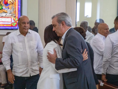 Presidente Abinader asiste a misa en solidaridad con familiares de las v&iacute;ctimas por incendio en carnaval de Salcedo