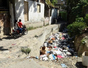 Moradores de la ca&ntilde;ada de Guajim&iacute;a piden al Gobierno completar proyecto y reubicar a 1,500 familias