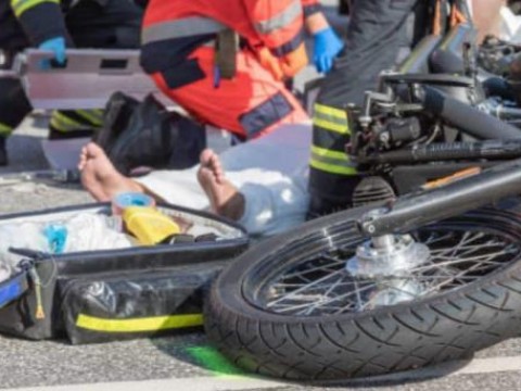 Joven resulta herido de gravedad al ser tumbado de motor por patrulla policial en Santiago
