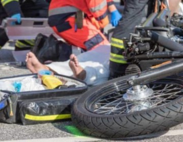 Joven resulta herido de gravedad al ser tumbado de motor por patrulla policial en Santiago