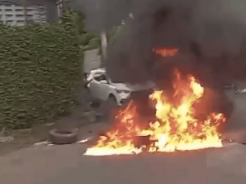 Queman neum&aacute;ticos en Villa Mella por muerte de motoconchista; familia acusa a polic&iacute;as
