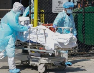 Muertes mundiales por COVID-19 aumentan 70 % en una semana y llegan a 87.000