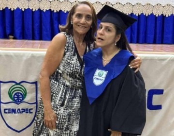 Con par&aacute;lisis cerebral y a los 39 a&ntilde;os, mujer logra graduarse de bachiller con honores en Santiago