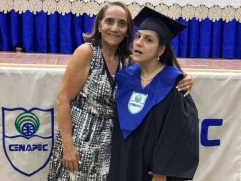 Con par&aacute;lisis cerebral y a los 39 a&ntilde;os, mujer logra graduarse de bachiller con honores en Santiago