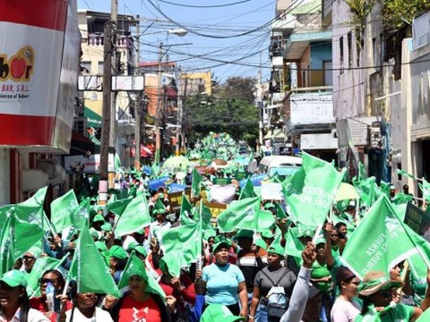 Mujeres FP marchan contra altos precios