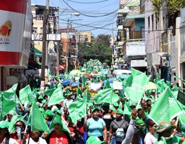 Mujeres FP marchan contra altos precios