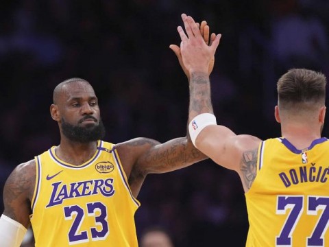 LeBron James gu&iacute;a a Lakers hacia su 4ta victoria consecutiva, 111-102 sobre Timberwolves