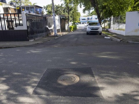 Ministerio de Obras P&uacute;blicas soluciona el hoyo "rompe gomas" en la avenida Buenaventura Freites
