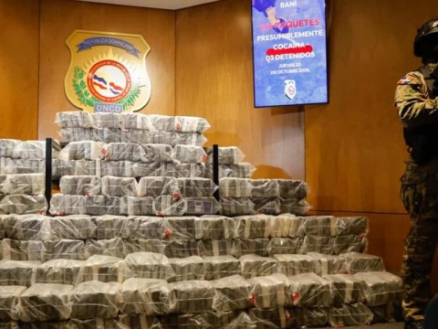 Ocupan 555 paquetes de presunta coca&iacute;na en Ban&iacute;; investigan posible v&iacute;nculo con alijo de Pedernales
